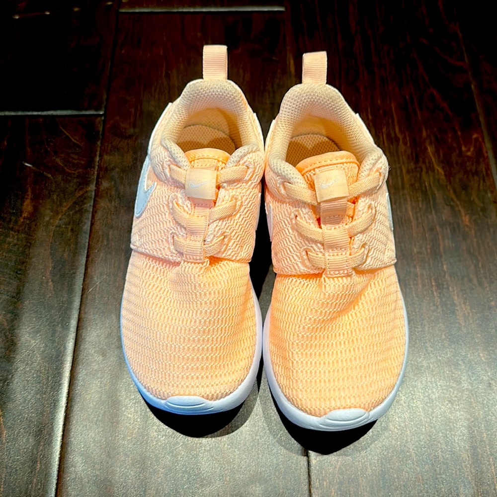Girl Nike Roshe